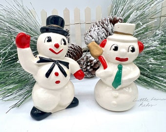 1940s- early 1950s Snowman salt and pepper shakers  Fun anthropomorphic pair