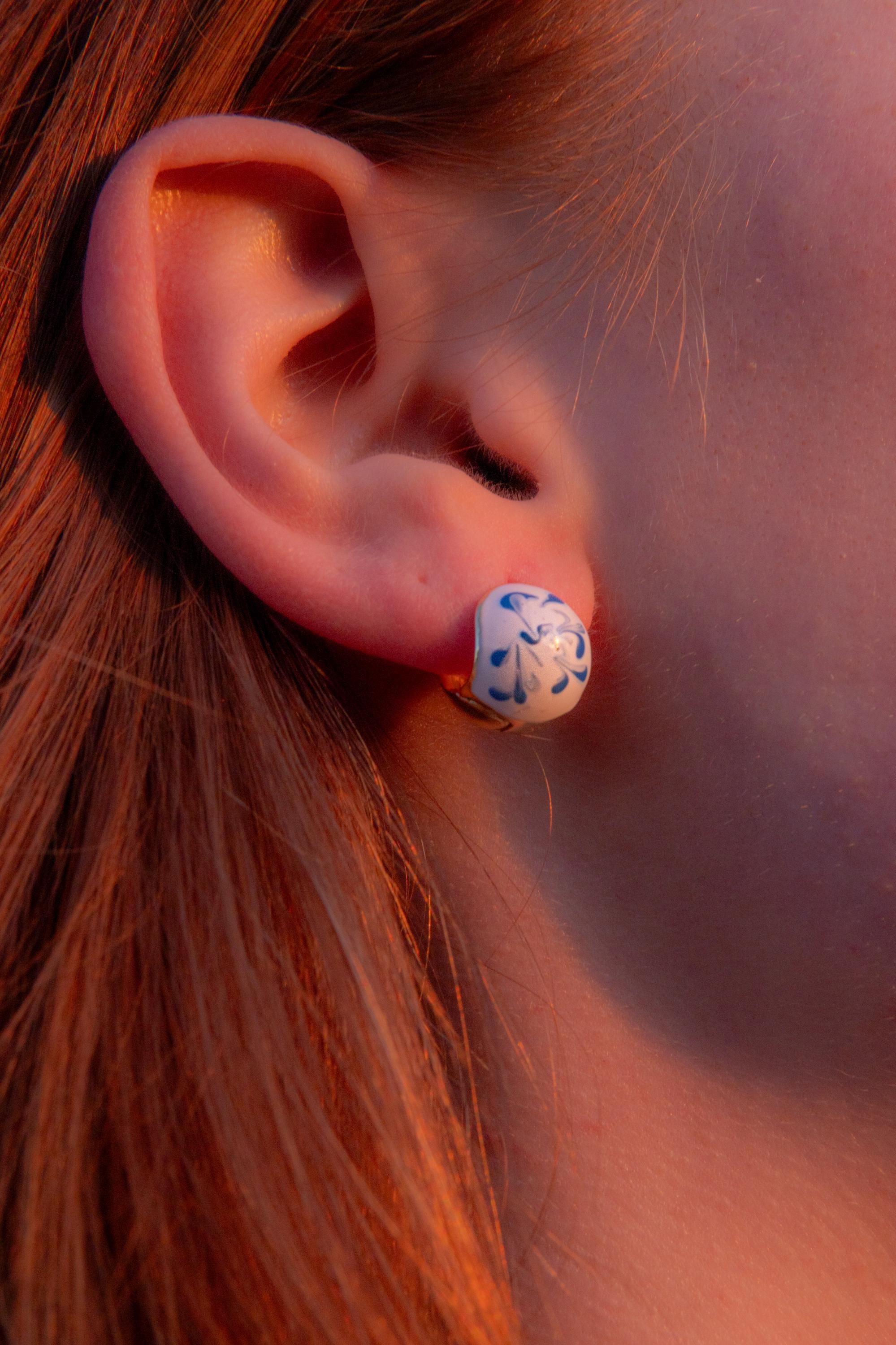 Boucles D'oreilles Porcelaine Peinte Et Métal Avec Petites Pierres - Clous Goebels - Neufs Sans Emballage, Bijou Original