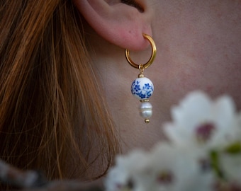Handgeschilderde chinoiserie-porseleinen oorbellen: blauwe bloemen, zoetwaterparels, gouden ringen