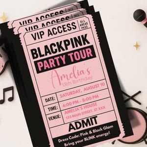 Puede incluir: Entradas de acceso VIP rosas y negras para un evento de cumpleaños "BLACKPINK PARTY TOUR". Las entradas incluyen la fecha, la hora y el lugar. Instrumentos musicales y notas están dispersos.
