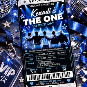 Op de afbeelding: Een rechthoekige VIP-toegangsticket uitnodiging voor een eerste verjaardag. Het ontwerp toont een blauwe podiumverlichting achtergrond met vijf mensen op een rij, de tekst Kenadi's THE ONE 1ST BIRTHDAY, en placeholders voor datum, tijd, locatie en stoelnummer met een streepjescode.