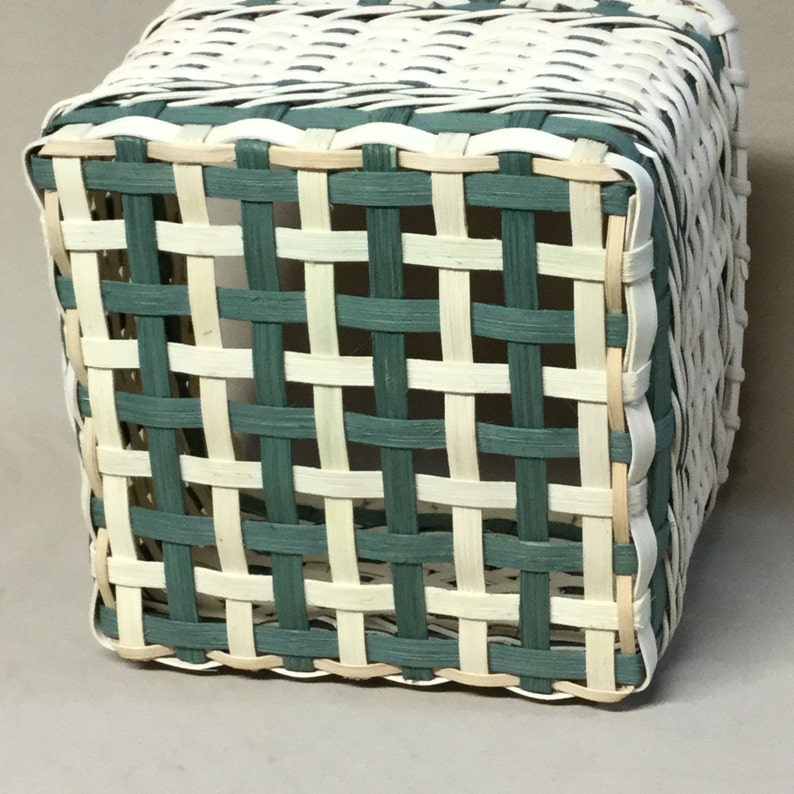 Peut inclure: Un panier carr&eacute; tiss&eacute; avec un motif &agrave; carreaux vert et blanc. Le panier est fait de mat&eacute;riaux naturels et a un aspect rustique.
