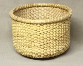 Hand Woven Nantucket Basket: Spiral Twill Design, Wood Base