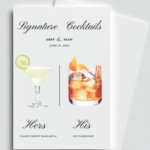 Puede incluir: Una tarjeta de invitación blanca con el texto "Signature Cocktails" y los nombres "Abby & Sean" con la fecha "19 de junio de 2024". La tarjeta presenta ilustraciones en acuarela de una margarita y un cóctel Old Fashioned, etiquetadas como "Hers" y "His".