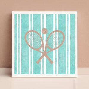 Puede incluir: Un fondo de rayas turquesa y blanco con dos raquetas de tenis marrones cruzadas una sobre la otra con una pelota de tenis blanca encima.