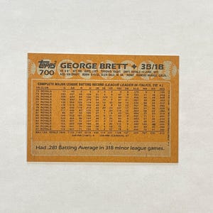 Tarjeta Topps n.° 700 de George Brett de los Kansas City Royals de 1988 imagen 2