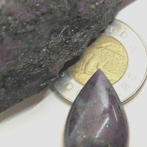 Cabujón de rubí y corindón canadiense en forma de pera