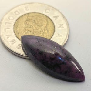 Cabujón de corindón canadiense morado en forma de marquesa