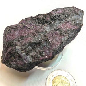 Ejemplar de corindón-rubí canadiense