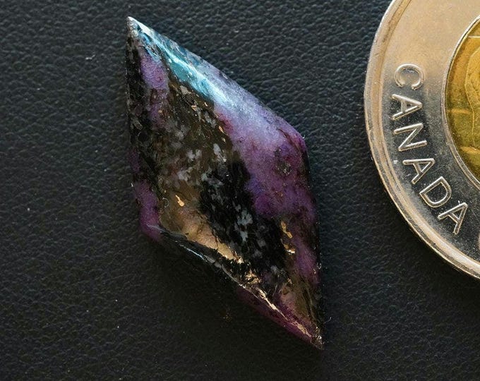 Diamond-Shaped Corundum-Sapphire Cabochon