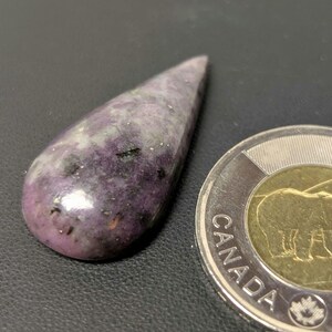 Cabujón de rubí y corindón canadiense en forma de pera