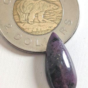 Cabujón de rubí y corindón canadiense en forma de gota