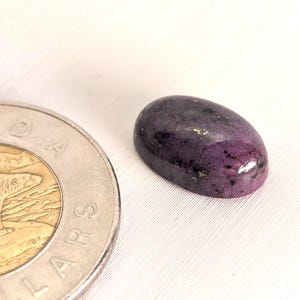 Cabujón ovalado de corindón canadiense y rubí