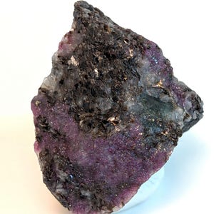 Ejemplar de corindón-rubí canadiense