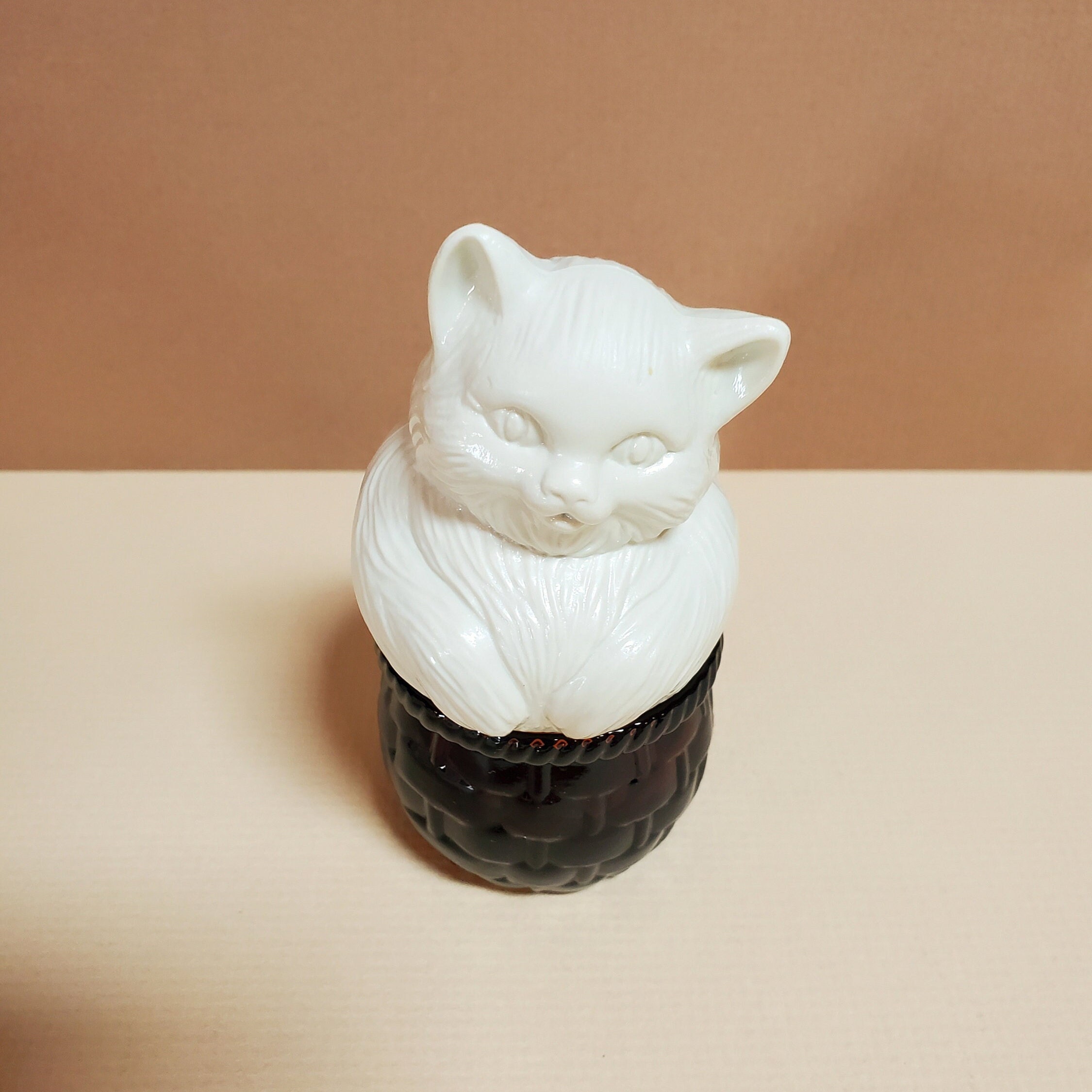 Avon White Cat in Amber Basket Kitten s Hideaway Sachet Jar