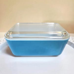 Medium Blue Pyrex Refrigerator Dish with Clear Lid, Rectangle - Oak Hill Vintage Lot C