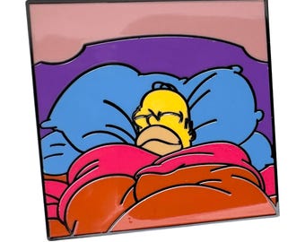 Homer Simpson śpiący w łóżku – mem z filmu Simpsonowie, twarda emaliowana przypinka
