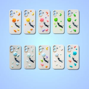 Könnte beinhalten: Eine Sammlung cremefarbener Handyhüllen mit einem Design einer kletternden schwarzen Katze. Jede Hülle hat farbenfrohe, strukturierte Klettergriffe in verschiedenen Formen und Größen. Die Hüllen sind in einem Rastermuster vor einem hellblauen Hintergrund angeordnet.