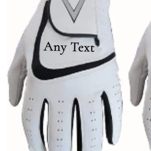 Peut inclure: Gant de golf blanc avec des bordures noires et le texte "Any Text". Le gant présente un logo gris en forme de V sur la sangle de poignet. Des perforations sont visibles sur la paume et les doigts.