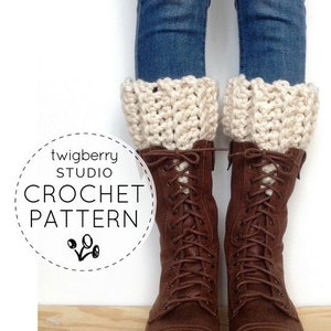 Puede incluir: Polainas de crochet de color crema, puestas sobre botas de cuero marrón. La imagen incluye el texto "twigberry STUDIO CROCHET PATTERN".