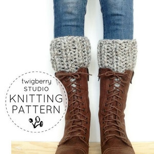 Puede incluir: Calentadores de piernas de punto gris usados sobre botas de cuero marrón con cordones. Los calentadores de piernas son de punto grueso y las botas son altas. La imagen incluye el texto "twigberry STUDIO KNITTING PATTERN".