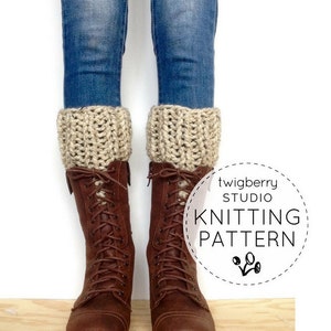Puede incluir: Un par de botas de cuero marrón con polainas de punto beige. Las polainas están hechas a crochet y tienen un patrón de punto sencillo. Las botas se atan con cordones en la parte delantera y tienen una punta redonda. La imagen incluye el texto "twigberry STUDIO KNITTING PATTERN".