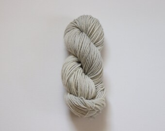 Hand Dyed Yarn, Light Gray Yarn Hand-Dyed Fiber, Snow Hand Dyed Fiber, Gray Blue Indie Dyed, Fingering Weight Merino Wool Yarn, Sock Yarn