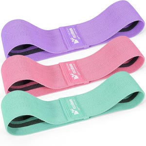 Könnte beinhalten: Drei Stoff-Widerstandsband in verschiedenen Farben und Größen. Die Bänder sind mit "Light", "Medium" und "Heavy" beschriftet und mit dem Markennamen "Ecotom" bedruckt.