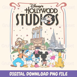 Puede incluir: Una descarga digital de estilo vintage con Disney's Hollywood Studios. El diseño incluye el nombre del parque, Mickey Mouse y varios personajes como Goofy, Donald Duck y Pluto, con atracciones icónicas. El texto "DIGITAL DOWNLOAD PNG FILE" está en la parte inferior.