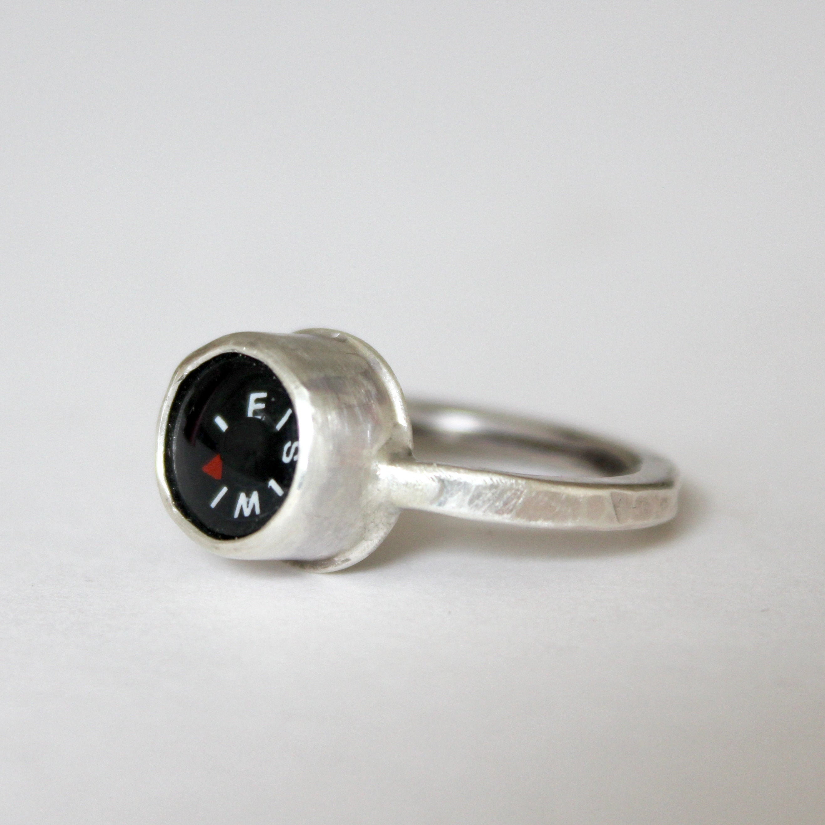 Кольцо компаса. Дэвид Юрман кольцо. Серебряное кольцо компас.