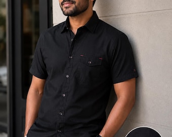 Camisa masculina preta de algodão com manga curta, estilo casual com botões, tamanhos personalizados disponíveis.
