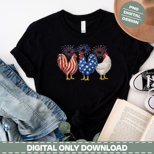 Può includere: T-shirt nero con un design patriottico di tre galli. I galli sono decorati con strisce rosse e bianche, stelle blu e piume bianche. I fuochi d'artificio sono sopra i galli. Il testo "DIGITAL ONLY DOWNLOAD" è in basso.