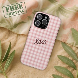 Rosa und Weiß karierte Samsung & iPhone Hülle | Süßer XOXO kursiver Text | Girly ästhetischer Bezug | Weiches Pastell kariertes Design | Matt oder glänzend