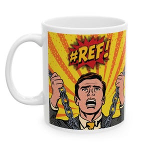 Può includere: Tazza in ceramica bianca con un'illustrazione in stile fumetto. Il design mostra un uomo che tiene delle catene con un'espressione scioccata e la parola "#REF!" in un'esplosione rossa. La tazza ha un manico bianco.