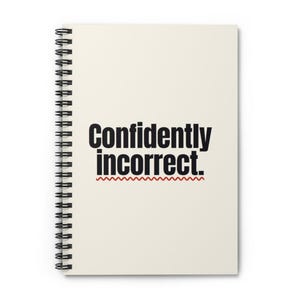 Może przedstawiać: Notatnik w oprawie spiralnej z okładką w kolorze kremowym, na której wyśrodkowano czarny napis "Confidently incorrect.". Bezpośrednio pod słowem "incorrect." nadrukowana jest czerwona falista linia. Czarna metalowa spirala znajduje się po lewej stronie.