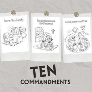 Könnte beinhalten: Drei Schwarz-Weiß-Illustrationen der Zehn Gebote, jeweils auf einer weißen Karte im Polaroid-Stil. Die erste zeigt ein betendes Kind, die zweite ein lesendes Kind und die dritte zwei Personen, die Einkaufstaschen halten. Die Worte "Love God only", "Do not misuse God's name" und "Love one another" stehen über jedem Bild. Die Worte "TEN COMMANDMENTS" stehen in großen schwarzen Buchstaben unten.