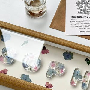Marco de fotos con letras de plantas, marco de fotos con letras personalizable, marco de fotos con nombre y letras, regalo hecho a mano, regalo de cumpleaños, adornos de escritorio
