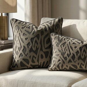 Oreiller bohème gris foncé à motif chenille tissée avec passepoil