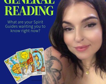 Könnte beinhalten: Eine Frau mit dunklen Haaren und einem Tattoo am Arm hält vier Tarotkarten hoch. Die Karten sind Das Rad des Schicksals, Die Sonne, Die Welt und eine Karte mit einer Frau, die in einem Kreis steht.