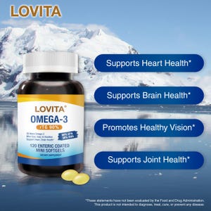 Puede incluir: Una botella de suplemento diet&eacute;tico LOVITA Omega-3 rTG 90% con 120 mini c&aacute;psulas blandas con cubierta ent&eacute;rica. La etiqueta destaca los beneficios para el coraz&oacute;n, el cerebro, la visi&oacute;n y las articulaciones. Dos c&aacute;psulas blandas amarillas en primer plano, con un fondo de monta&ntilde;a nevada y oc&eacute;ano.