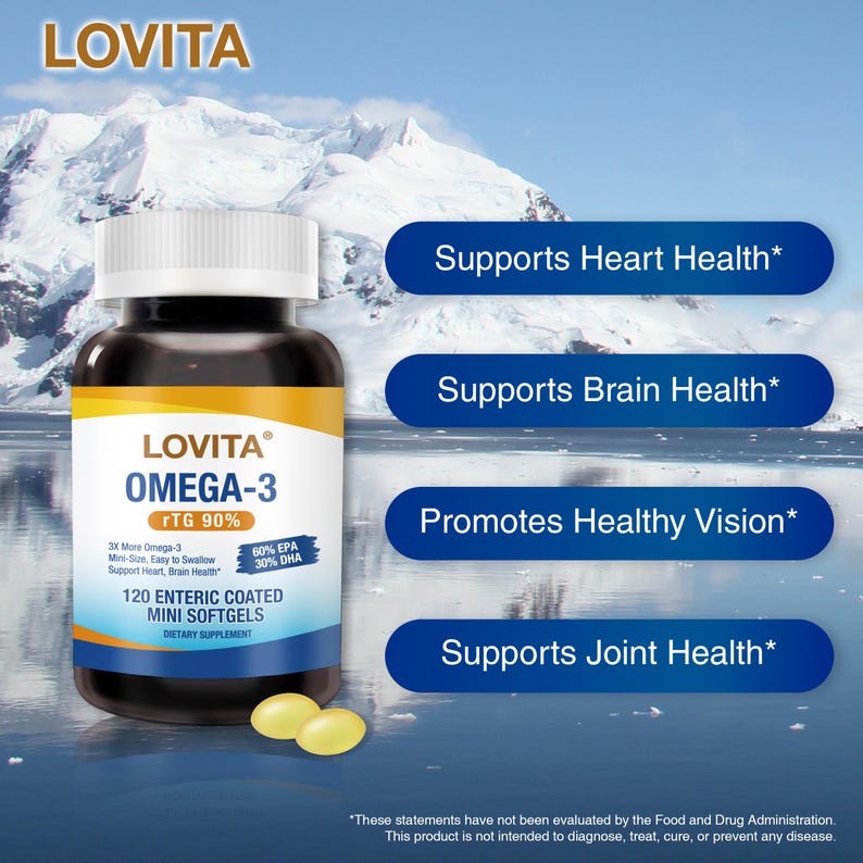 Puede incluir: Una botella de suplemento diet&eacute;tico LOVITA Omega-3 rTG 90% con 120 mini c&aacute;psulas blandas con cubierta ent&eacute;rica. La etiqueta destaca los beneficios para el coraz&oacute;n, el cerebro, la visi&oacute;n y las articulaciones. Dos c&aacute;psulas blandas amarillas en primer plano, con un fondo de monta&ntilde;a nevada y oc&eacute;ano.