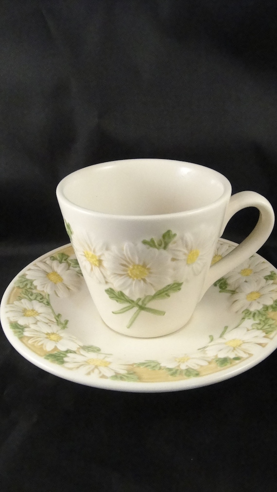 Poppytrail Metlox Vernon Sculptured Daisy Flat Cup /& Saucer Set