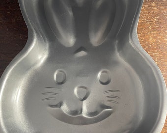 Bunny Rabbit Cake Tin 1998 Wilton