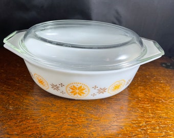 Town and Country Pyrex Covered Oval Casserole 1.5 Quart