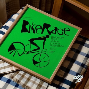 Könnte beinhalten: Ein gerahmtes Poster mit grünem Hintergrund und schwarzem Text mit der Aufschrift "Bike Race". Das Poster zeigt eine stilisierte Illustration eines Radfahrers. Das Poster enthält auch Datum und Uhrzeit des Rennens.