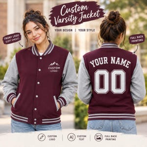 Può includere: Una giacca varsity bordeaux e grigia con un logo sul petto sinistro e testo personalizzato con il numero 00 sul retro. La giacca presenta una chiusura con bottoni, polsini a coste a righe e un orlo a righe. Testo: Custom Varsity Jacket.
