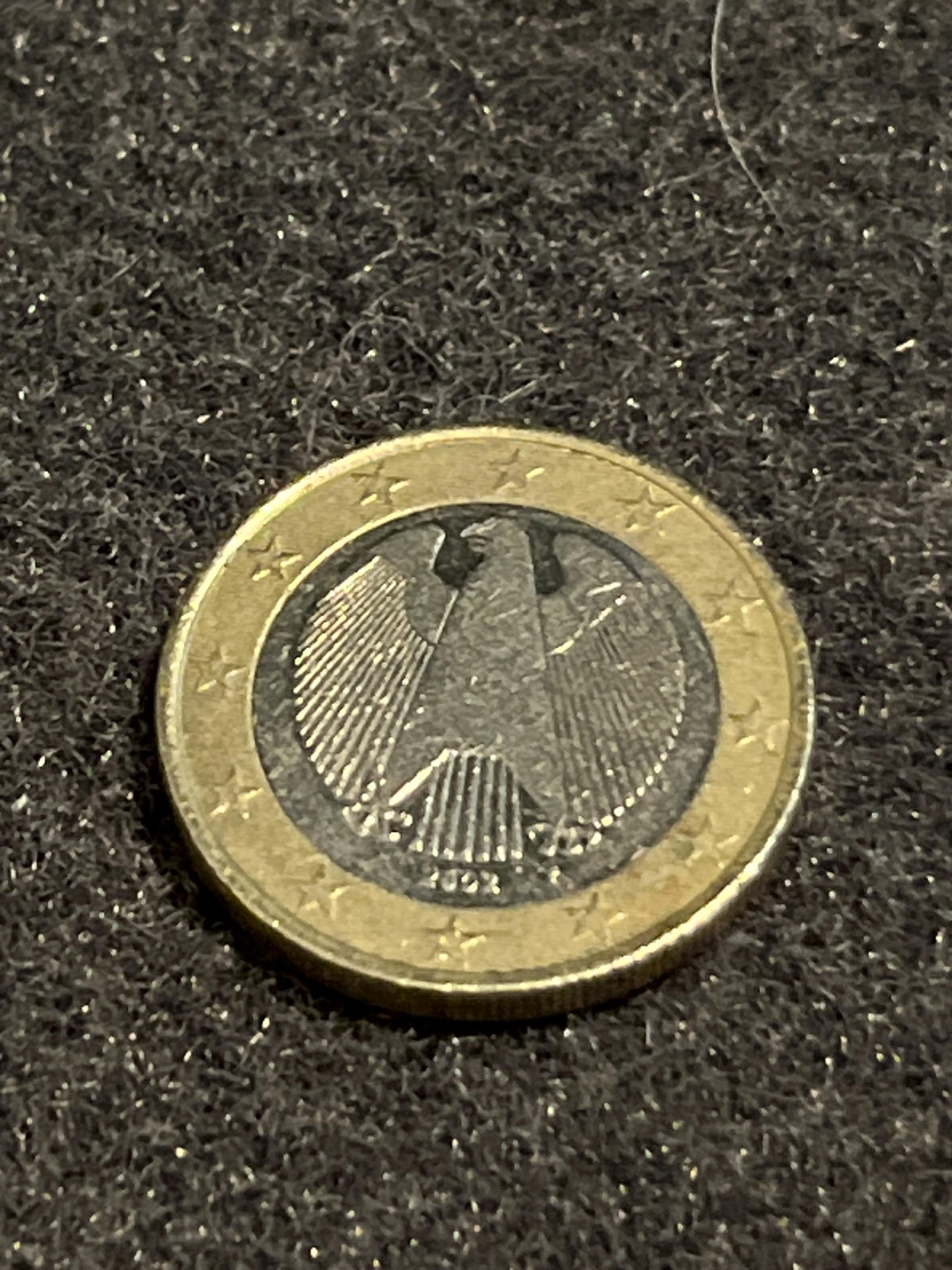 1ユーロコイン ドイツ 2002年製 2002年付けのドイツの1ユーロ硬貨の裏側。白い背景にドイツの