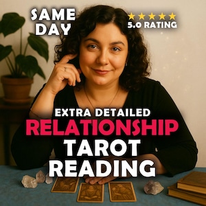 Op de afbeelding: Een afbeelding van een lachende vrouw met donker haar, met de tekst "SAME DAY" en "5.0 RATING". De woorden "EXTRA DETAILED RELATIONSHIP TAROT READING" staan er ook. Tarotkaarten en kristallen liggen op tafel.