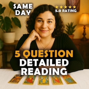 Puede incluir: Una mujer sonríe frente a una mesa con cartas del tarot. El texto dice "SAME DAY" y "5.0 RATING". Las palabras "5 QUESTION DETAILED READING" están en letras grandes de color naranja. Se muestran cinco cartas del tarot sobre la mesa.