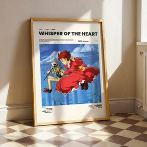Puede incluir: P&oacute;ster enmarcado de "Susurros del coraz&oacute;n" con personajes animados sobre un cielo azul. El p&oacute;ster incluye el t&iacute;tulo de la pel&iacute;cula y el a&ntilde;o 1995. El marco es de color marr&oacute;n claro y est&aacute; apoyado en una pared.